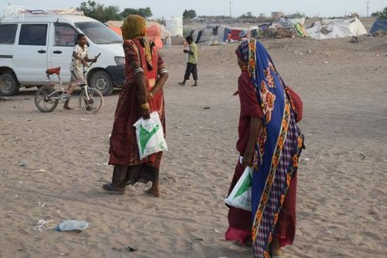 " سلمان للإغاثة " يواصل توزيع وجبات الإفطار في حضرموت الصحراء ولحج