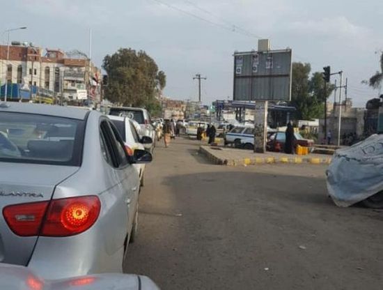 الحوثيون يفتعلون أزمة مشتقات نفطية وعودة طوابير السيارات بصنعاء