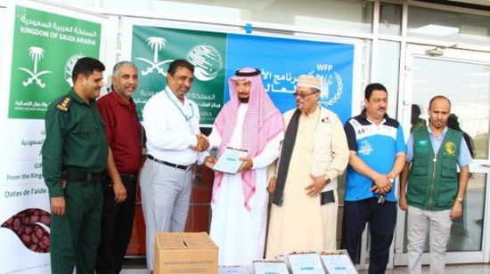 مركز  الملك سلمان يقدم 1570 طنا من التمور لليمن (صور)