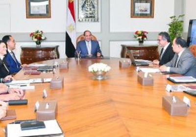 الرئيس المصري يعقد اجتماعا مع بحضور رئيس الوزراء