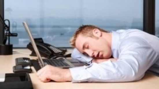 دراسة بريطانية حديثة: اضطراب النوم يقود الموظفين إلى انحرافات سلوكية