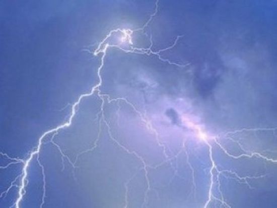 استمرار هطول الأمطار والعواصف الرعدية بعدة محافظات