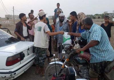 بدعم سعودي.. مئات الوجبات الجاهزة على النازحين بلحج (صور)