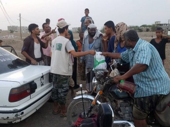 بدعم سعودي.. مئات الوجبات الجاهزة على النازحين بلحج (صور)