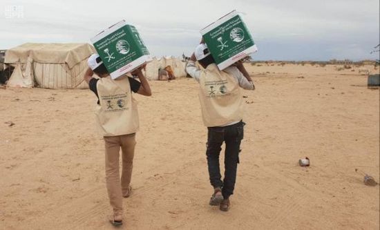 سلمان للإغاثة يوزع 800 سلة غذائية في قرى لحج (صور)