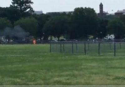 شخص يضرم النار في نفسه أمام البيت الأبيض (فيديو)