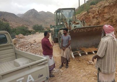 توجيهات بسرعة فتح الطرقات التي تضررت جراء الأمطار بالمكلا (صور)