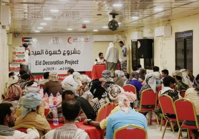 "الهلال الإماراتي" يدشن مشروع توزيع كسوة العيد لأسر شهداء شبوة (صور)