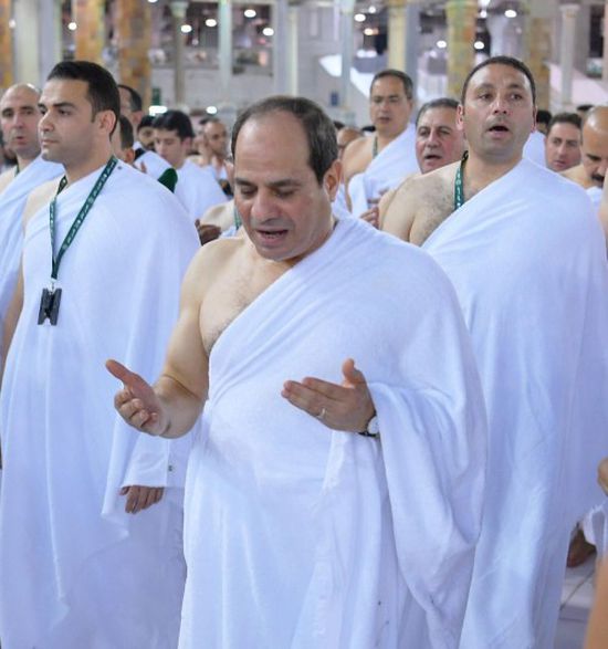  بالصور.. الرئيس المصري يؤدي مناسك العمرة