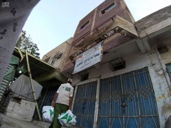 سلمان للإغاثة يوزع وجبات الإفطار الجاهزة في لحج وصنعاء والمهرة