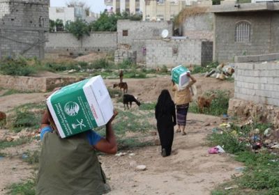 توزيع مساعدات غذائية على النازحين والمتضررين في مديرية المظفر بتعز