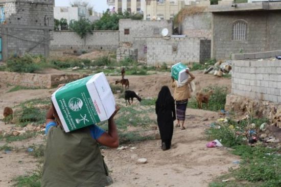 توزيع مساعدات غذائية على النازحين والمتضررين في مديرية المظفر بتعز