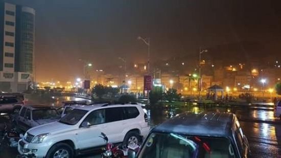 سقوط أمطار رعدية غزيرة على المكلا ومدن ساحل حضرموت