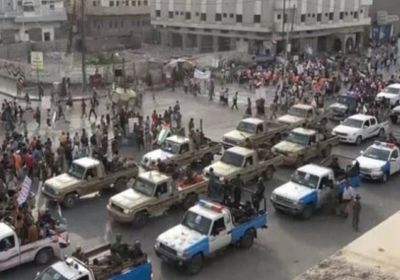 مليشيات الحوثي تجوب بسيارات نزع الألغام مدينة الحديدة