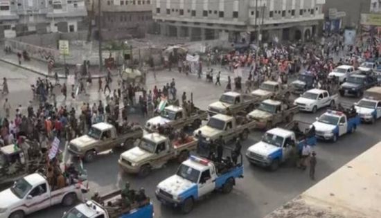 مليشيات الحوثي تجوب بسيارات نزع الألغام مدينة الحديدة