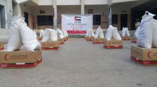 تدشين توزيع السلل الغذائية المقدمة من الإمارات لأسر شهداء مديرية التواهي بعدن