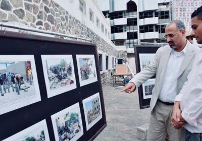 الزُبيدي يفتتح معرض صور يوثق جرائم المليشيات الحوثية والإخوان في الجنوب (صور)