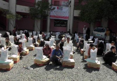 بدعم إمارتي..توزيع 1000 سلة غذائية في مديرية المعافر بتعز (صور)