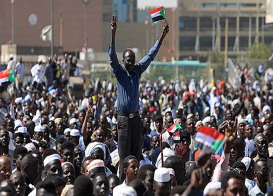 "المهنيين السودانيين" تدعو لعصيان شامل بعد حرق "الانتقالي العسكري" منطقة الاعتصام