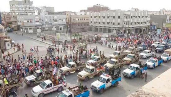 صحيفة إماراتية تتناول استعراض الحوثي لسيارات تسلمها من الأمم المتحدة