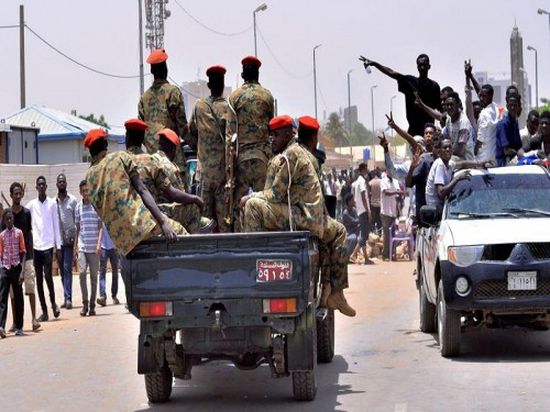 الجيش السوداني يغلق جميع المداخل المؤدية لمقر اعتصام وزارة " الدفاع "