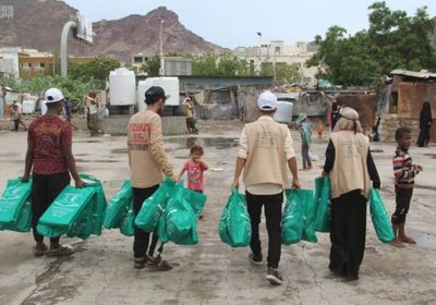 بالصور.. توزيع كسوة العيد وهدايا الأطفال بمديريات عدن