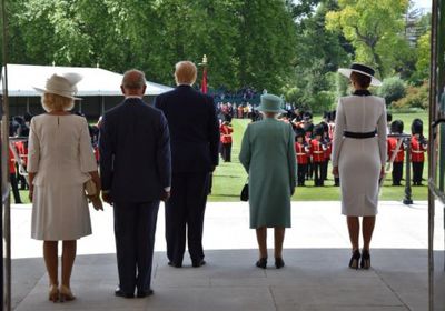 الملكة إليزابيث تستقبل ترامب وميلانيا في بريطانيا (صور)