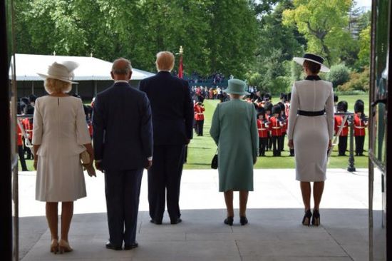 الملكة إليزابيث تستقبل ترامب وميلانيا في بريطانيا (صور)