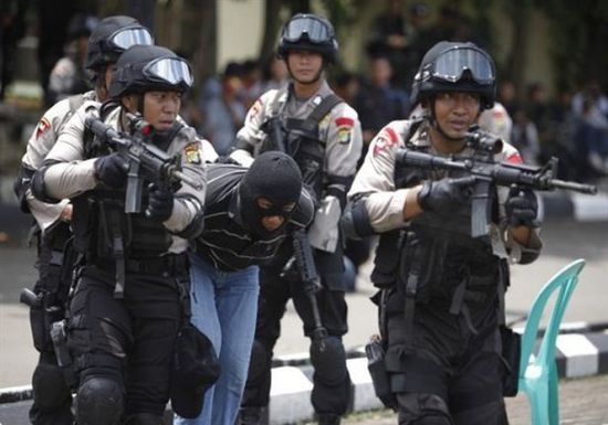 متشدد يفشل في تفجير نفسه بالقرب من مركز شرطة بإندونيسيا