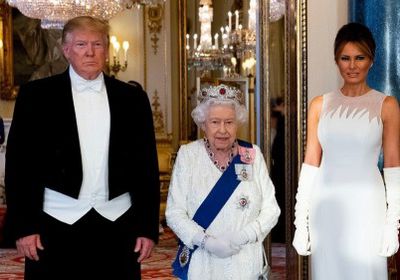 للمرة الرابعة.. ترامب يخرق البروتوكول أمام ملكة بريطانيا بـ"حركة الكتف"