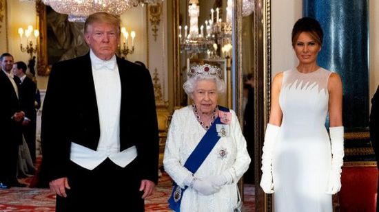 للمرة الرابعة.. ترامب يخرق البروتوكول أمام ملكة بريطانيا بـ"حركة الكتف"