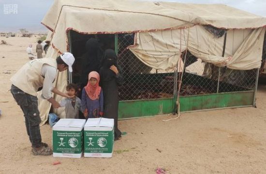 بدعم سعودي.. توزيع 800 سلة غذائية بقرى الجوف