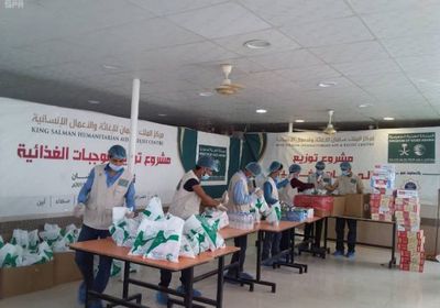 بدعم سعودي..توزيع 2712 سلة غذائية في حضرموت ومأرب(صور)
