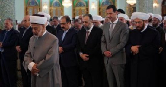 الرئيس السوري يؤدي صلاة عيد الفطر بدمشق (صور)