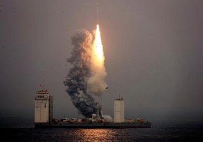 للمرة الأولى.. الصين تطلق صاروخًا فضائيًا من البحر