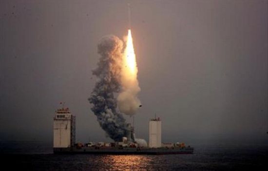 للمرة الأولى.. الصين تطلق صاروخًا فضائيًا من البحر