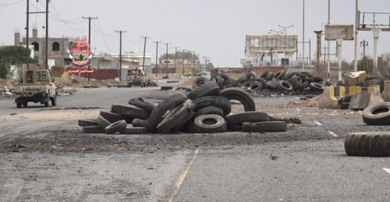 بالقذائف الصاروخية..مليشيات الحوثي تقصف مواقع القوات المشتركة في مدينة الصالح 