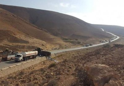 انقلاب حافلة يوقف حركة النقل على الخط الدولي بين ساحل ووادي حضرموت (صورة)