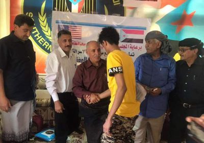 بدعم من الجالية الجنوبية بأمريكا..المجلس الانتقالي يوزع مساعدات مالية على أسر الشهداء بالضالع