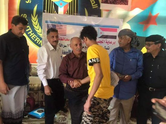 بدعم من الجالية الجنوبية بأمريكا..المجلس الانتقالي يوزع مساعدات مالية على أسر الشهداء بالضالع