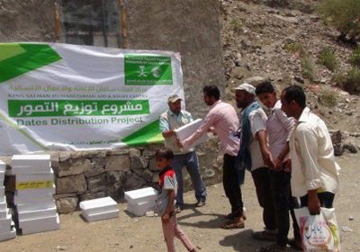 بدعم سعودي..توزيع 1125 كرتون من التمور في الضالع (صور)