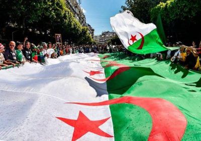 آلاف الجزائريين يتوافدون إلى وسط العاصمة للمطالبة برحيل النظام السابق