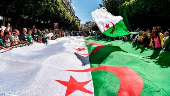 آلاف الجزائريين يتوافدون إلى وسط العاصمة للمطالبة برحيل النظام السابق