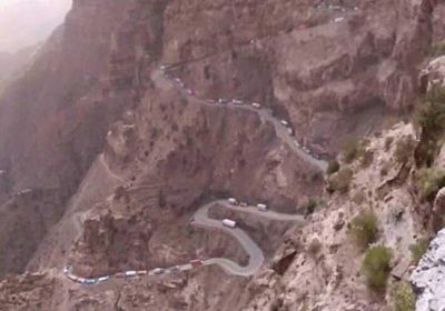 إغلاق الطريق الوحيد الرابط بين عدن و تعز بسبب انهيار صخري (صور) 