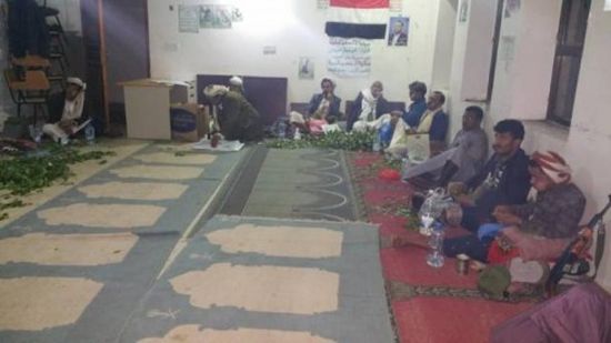 مليشيات الحوثي تحول مساجد في المحويت إلى مجالس لتناول القات (صورة)