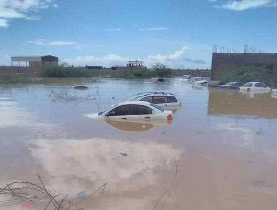 بالصور غرق أكثر من 20 سيارة جراء الأمطار بالمكلا.. وتنبيهات للمواطنين والصيادين