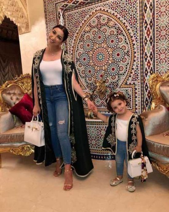 بالصور.. دنيا بطمة بالزي المغربي في جلسة تصوير جديدة صحبة ابنتها