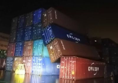 تساقط عدد من الحاويات بميناء كالتكس بسبب شدة الرياح والأمطار 