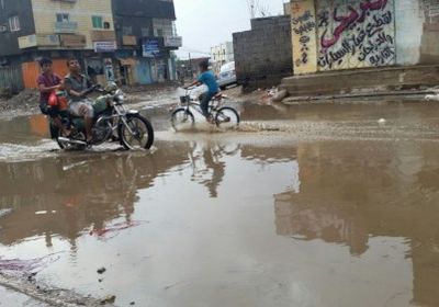 جهود أمنية في عدن لإزالة مخلفات الأمطار وتيسير الحركة 