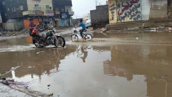 جهود أمنية في عدن لإزالة مخلفات الأمطار وتيسير الحركة 